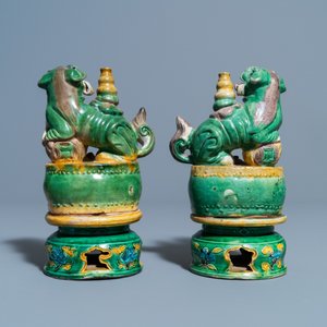 Une paire de porte-encens en forme de lions bouddhistes en biscuit émaillé sancai, Ming — photo 4
