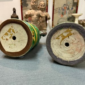 Une paire de porte-encens en forme de lions bouddhistes en biscuit émaillé sancai, Ming — photo 8