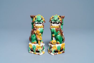 Une paire de porte-encens en forme de lions bouddhistes en biscuit émaillé sancai, Kangxi