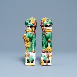 Une paire de porte-encens en forme de lions bouddhistes en biscuit émaillé sancai, Kangxi — photo 4