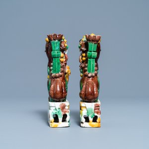 Une paire de porte-encens en forme de lions bouddhistes en biscuit émaillé sancai, Kangxi — photo 6
