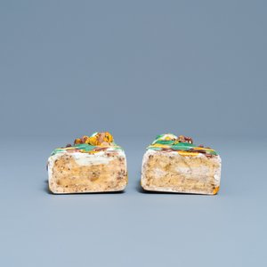 Une paire de porte-encens en forme de lions bouddhistes en biscuit émaillé sancai, Kangxi — photo 8