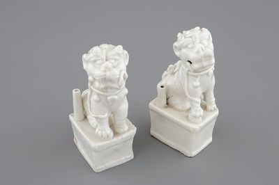 Une paire de porte-encens en porcelaine blanc de Chine en forme de lions bouddhistes, 18/19ème