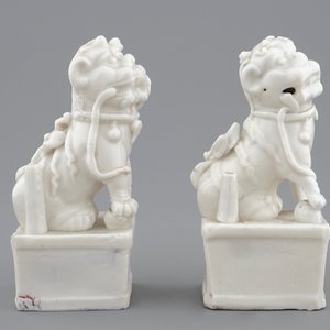 Une paire de porte-encens en porcelaine blanc de Chine en forme de lions bouddhistes, 18/19ème — photo 3