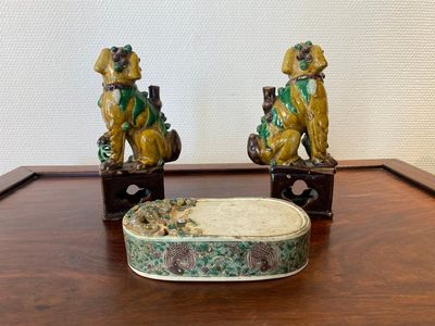 Une paire de porte-encens en porcelaine de Chine sancai et une pierre à encre en biscuit émaillé vert, Kangxi ou postérieur — photo 2