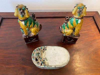 Une paire de porte-encens en porcelaine de Chine sancai et une pierre à encre en biscuit émaillé vert, Kangxi ou postérieur — photo 3