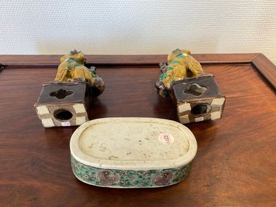 Une paire de porte-encens en porcelaine de Chine sancai et une pierre à encre en biscuit émaillé vert, Kangxi ou postérieur — photo 4