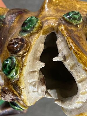 Une paire de porte-encens en porcelaine de Chine sancai et une pierre à encre en biscuit émaillé vert, Kangxi ou postérieur — photo 5