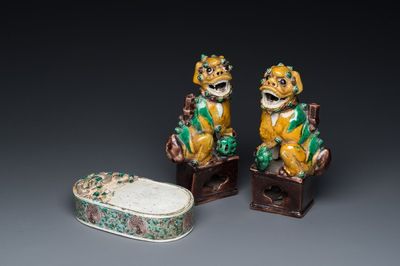 Une paire de porte-encens en porcelaine de Chine sancai et une pierre à encre en biscuit émaillé vert, Kangxi ou postérieur