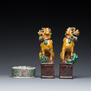Une paire de porte-encens en porcelaine de Chine sancai et une pierre à encre en biscuit émaillé vert, Kangxi ou postérieur — photo 4