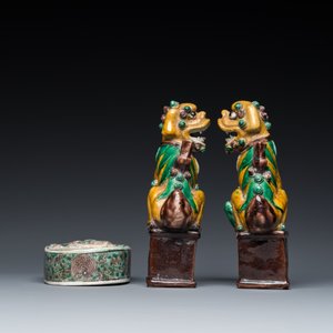Une paire de porte-encens en porcelaine de Chine sancai et une pierre à encre en biscuit émaillé vert, Kangxi ou postérieur — photo 5