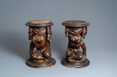 Une paire de porte-torchères en résineux sculpté et patiné en forme de Maures assis, Venise, Italie, 17/18ème