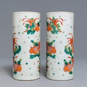 Une paire de portes-chapeau en porcelaine de Chine à décor de poissons, marque et époque de Tongzhi — photo 2