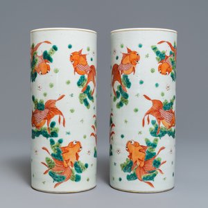 Une paire de portes-chapeau en porcelaine de Chine à décor de poissons, marque et époque de Tongzhi — photo 3