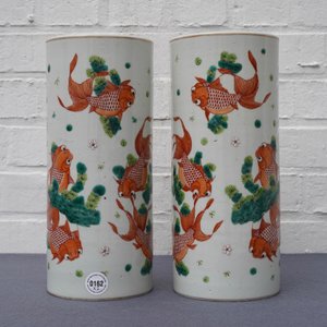 Une paire de portes-chapeau en porcelaine de Chine à décor de poissons, marque et époque de Tongzhi — photo 7