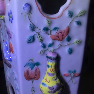 Une paire de portes-chapeau en porcelaine de Chine famille rose à décor en relief, 19ème — photo 13
