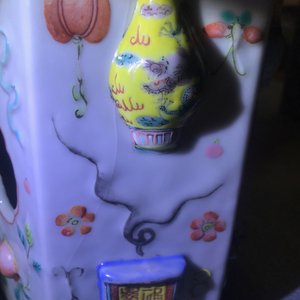 Une paire de portes-chapeau en porcelaine de Chine famille rose à décor en relief, 19ème — photo 14