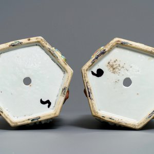 Une paire de portes-chapeau en porcelaine de Chine famille rose à décor en relief, 19ème — photo 6