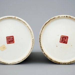 Une paire de portes-chapeaux en porcelaine de Chine famille rose, 19ème — photo 6