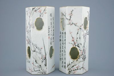 Une paire de portes-chapeaux en porcelaine de Chine qianjiang cai, 19/20ème