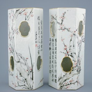 Une paire de portes-chapeaux en porcelaine de Chine qianjiang cai, 19/20ème — photo 1