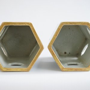 Une paire de portes-chapeaux en porcelaine de Chine qianjiang cai, 19/20ème — photo 13
