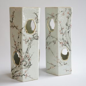 Une paire de portes-chapeaux en porcelaine de Chine qianjiang cai, 19/20ème — photo 7
