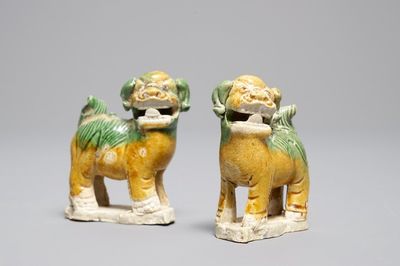 Une paire de portes-encens en biscuit émaillé verte en forme de lions, épave Ca Mau, Yongzheng