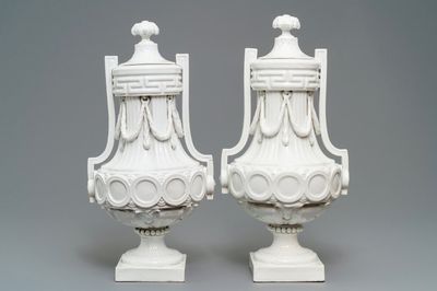 Une paire de potiches couvertes en porcelaine dans le style de Sèvres, France ou Allemagne, 18/19ème