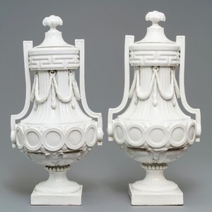 Une paire de potiches couvertes en porcelaine dans le style de Sèvres, France ou Allemagne, 18/19ème — photo 1