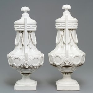 Une paire de potiches couvertes en porcelaine dans le style de Sèvres, France ou Allemagne, 18/19ème — photo 2