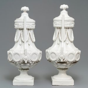 Une paire de potiches couvertes en porcelaine dans le style de Sèvres, France ou Allemagne, 18/19ème — photo 4