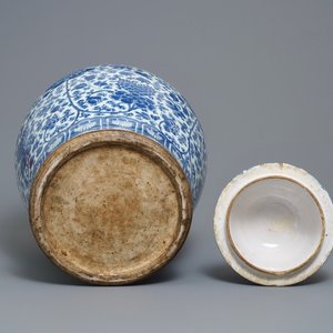 Une paire de potiches en porcelaine de Chine en bleu et blanc aux couvercles en faïence, Kangxi — photo 8