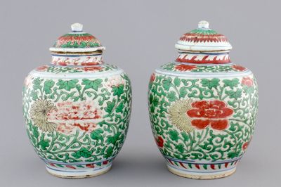 Une paire de potiches et leur couvercles en porcelaine de Chine wucai, époque Transition, 1620-1683