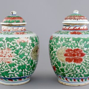 Une paire de potiches et leur couvercles en porcelaine de Chine wucai, époque Transition, 1620-1683 — photo 2