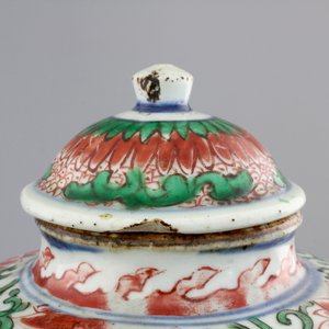 Une paire de potiches et leur couvercles en porcelaine de Chine wucai, époque Transition, 1620-1683 — photo 9