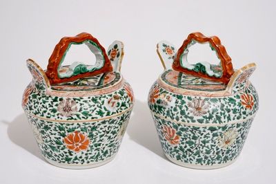 Une paire de pots à chaux en porcelaine de Chine famille verte, poss. pour le marché vietnamien, Kangxi