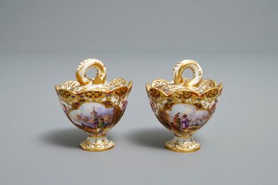 Une paire de pots à épices couverts en porcelaine de Meissen à décor 'Kauffahrtei', Allemagne, 18ème