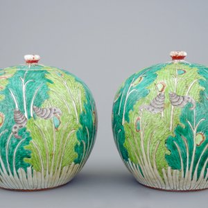 Une paire de pots à gingembre à décor de choux et insectes en porcelaine de Chine, 19ème — photo 5