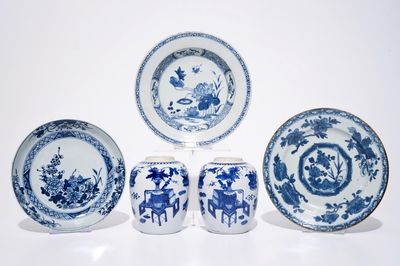 Une paire de pots à gingembre en porcelaine de Chine bleu et blanc et trois assiettes bleu et blanc diverses, 18/19ème