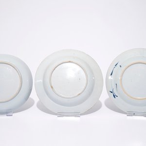 Une paire de pots à gingembre en porcelaine de Chine bleu et blanc et trois assiettes bleu et blanc diverses, 18/19ème — photo 3