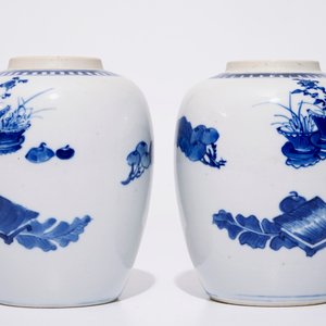 Une paire de pots à gingembre en porcelaine de Chine bleu et blanc et trois assiettes bleu et blanc diverses, 18/19ème — photo 8