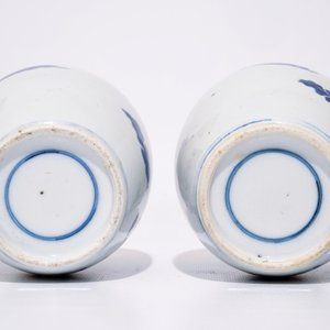 Une paire de pots à gingembre en porcelaine de Chine bleu et blanc et trois assiettes bleu et blanc diverses, 18/19ème — photo 10