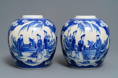 Une paire de pots à gingembre en porcelaine de Chine bleu et blanc, marque de Kangxi, 19ème