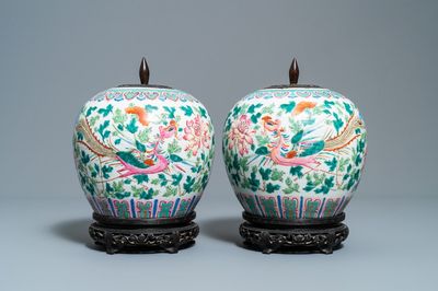 Une paire de pots à gingembre en porcelaine de Chine famille rose, 19ème