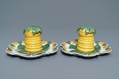 Une paire de pots à miel en faïence polychrome de Delft sur leurs supports, 18ème