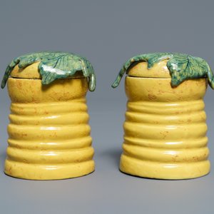 Une paire de pots à miel en faïence polychrome de Delft sur leurs supports, 18ème — photo 4