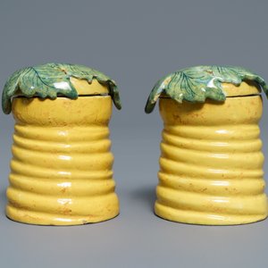 Une paire de pots à miel en faïence polychrome de Delft sur leurs supports, 18ème — photo 6