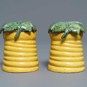 Une paire de pots à miel en faïence polychrome de Delft sur leurs supports, 18ème — photo 7