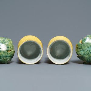 Une paire de pots à miel en faïence polychrome de Delft sur leurs supports, 18ème — photo 8